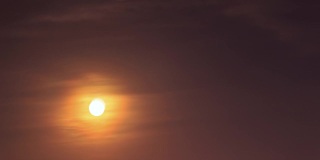 月亮穿过云层，光和影是不可预测的