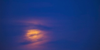 月亮穿过云层移动，光和影是不可预测的