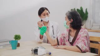 在康复计划期间，亚洲女护士在客厅拜访资深妇女视频素材模板下载