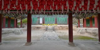 韩国江原道的清平沙木制佛寺，天花板上挂着红色的灯