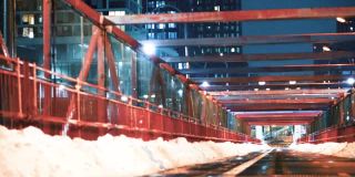 纽约市空荡荡的人行桥上的雪