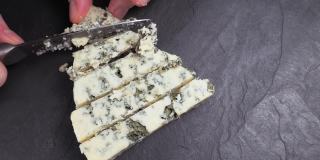 蓝色奶酪切片特写。法国奶酪