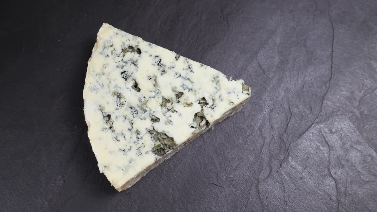 蓝色奶酪切片特写。法国奶酪