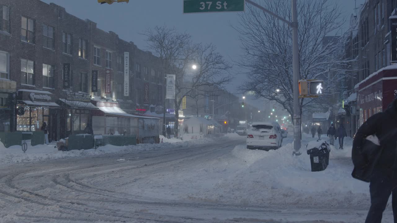 暴风雪交叉口纽约冬季黄昏郊区阿斯托里亚