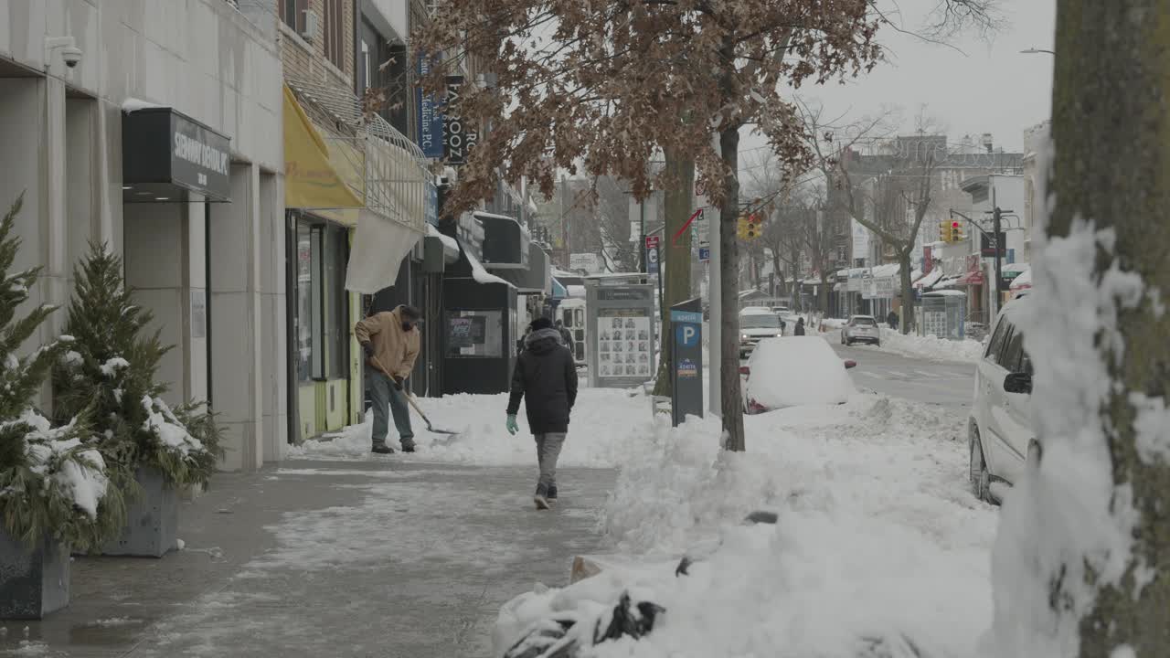 暴风雪纽约冬日郊区阿斯托里亚人行道