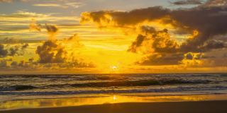 美丽的HDR在巴西巴伊亚的热带海滩的日出时间。