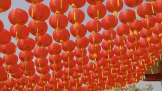 在中国小镇地区的中国新年灯笼。视频素材模板下载