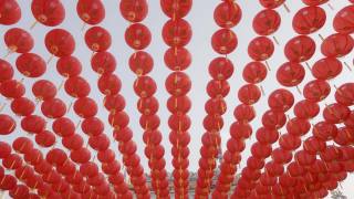 中国新年的灯笼孤立在白色的天空背景。视频素材模板下载