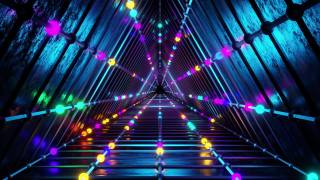 明亮的霓虹灯三角隧道与明亮闪烁的多彩灯在隧道和霓虹灯闪烁。视频素材模板下载