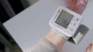 高级成人手腕监视器检查血压记录她的血压数字在笔记本上视频素材模板下载