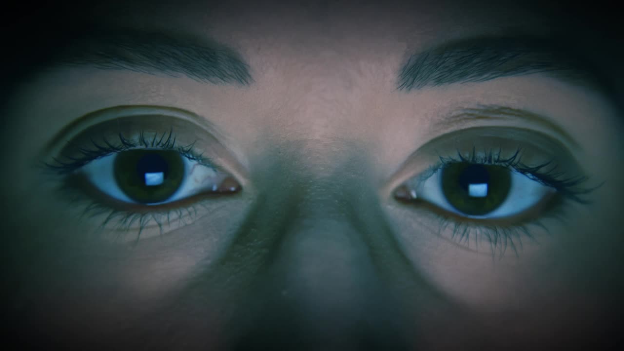 白人女性眼睛与蓝色计算机代码