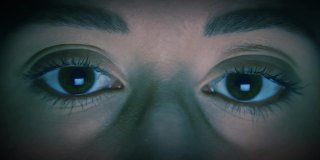 白人女性眼睛与蓝色计算机代码