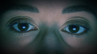 白人女性眼睛与蓝色计算机代码视频素材模板下载