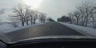 在冬季道路上行驶的汽车