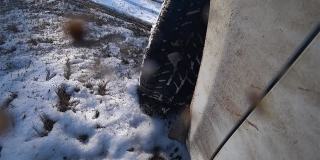 贴近雪地行驶的客车车轮，留下车胎印