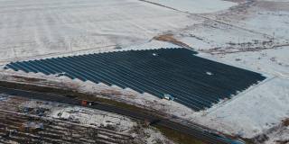 无人机飞越太阳能电池板领域的雪成像未来技术在冬天