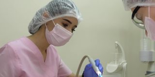 一个美丽的年轻女医生在面具的特写。