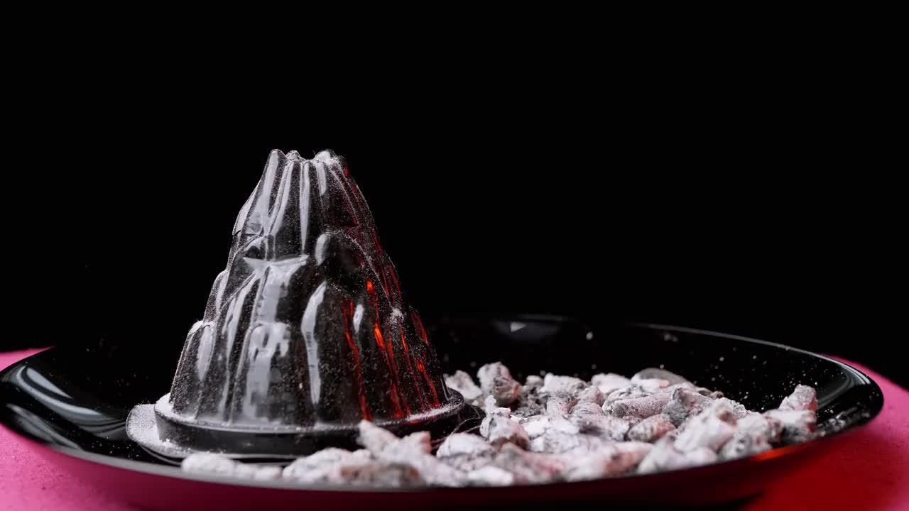 玩具火山爆发的化学反应，使用苏打，醋，红色染料。4K