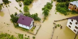 被洪水淹没的房子和脏水的鸟瞰图。