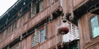 雨和中国灯笼的慢镜头剪辑在桂林，中国