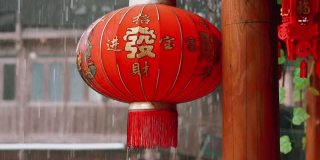 雨和中国灯笼的慢镜头剪辑在桂林，中国