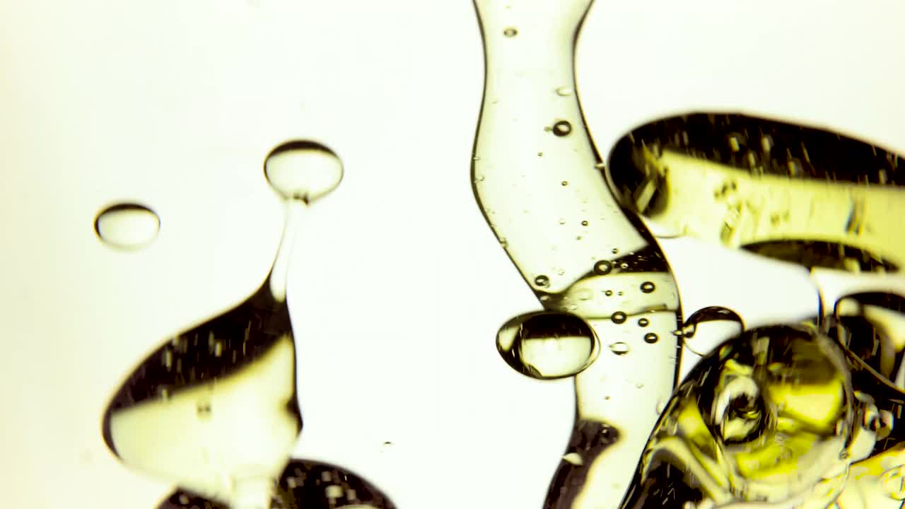 金黄色的气泡油滴，抽象的背景