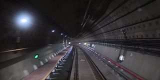 延时自动列车在隧道中行驶，在黑暗隧道中快速观看地铁旅程4k镜头。