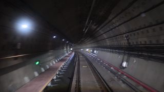 延时自动列车在隧道中行驶，在黑暗隧道中快速观看地铁旅程4k镜头。视频素材模板下载