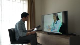 男患者向医疗保健专业人员进行远程医疗咨询视频电话会议视频素材模板下载