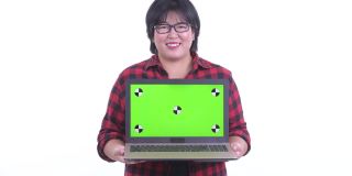 美丽超重的亚洲女人的肖像拿着笔记本电脑与色度键复制空间隔离的白色工作室背景