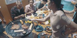 东南亚大家庭在后院欢聚烧烤晚餐