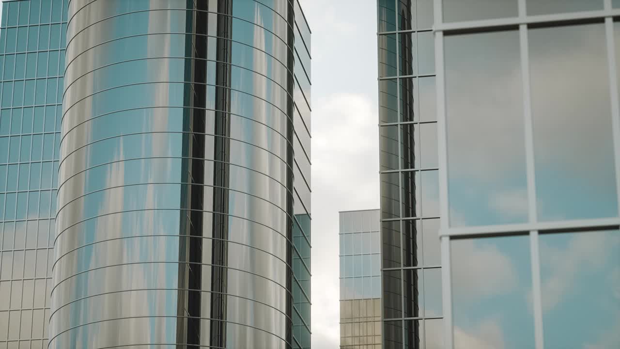 4 k的视频动画。现代玻璃高层建筑。