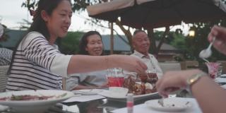 东南亚家庭在当地餐厅聚餐