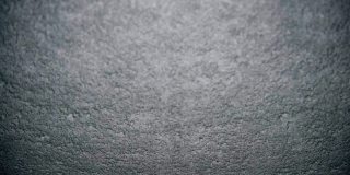 汽车挡风玻璃上的雪融化的过程。融化的雪和冰慢慢地滑下来。在视图中。加热玻璃