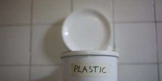 把塑料瓶扔到正确的垃圾桶里