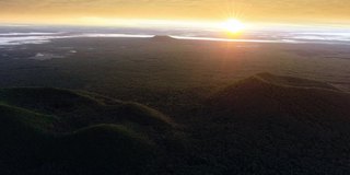 太阳从火山后面升起