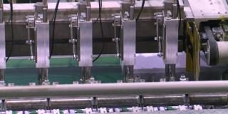 这台造纸机把纸裁成A4纸格式。纸生产