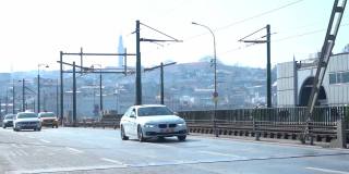 土耳其伊斯坦布尔——2021年2月4日:伊斯坦布尔加拉塔桥上的交通状况。