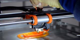 3d打印机打印橙色物体模型橙色的特写。