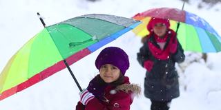 小女孩们在雪下玩耍