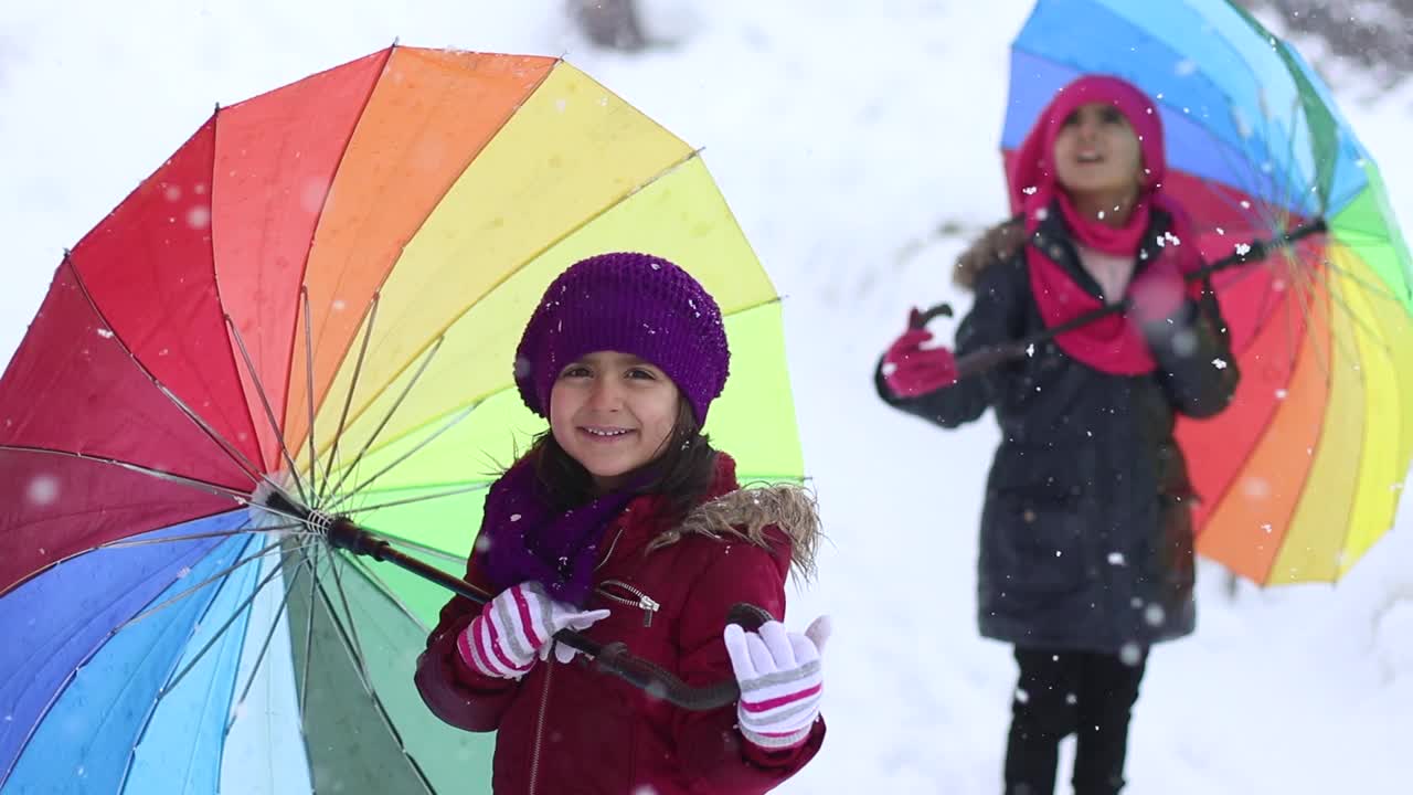 小女孩们在雪下玩耍