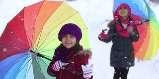 小女孩们在雪下玩耍