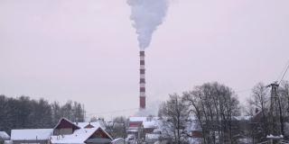 空气污染镜头在冬季景观与Tall Tube