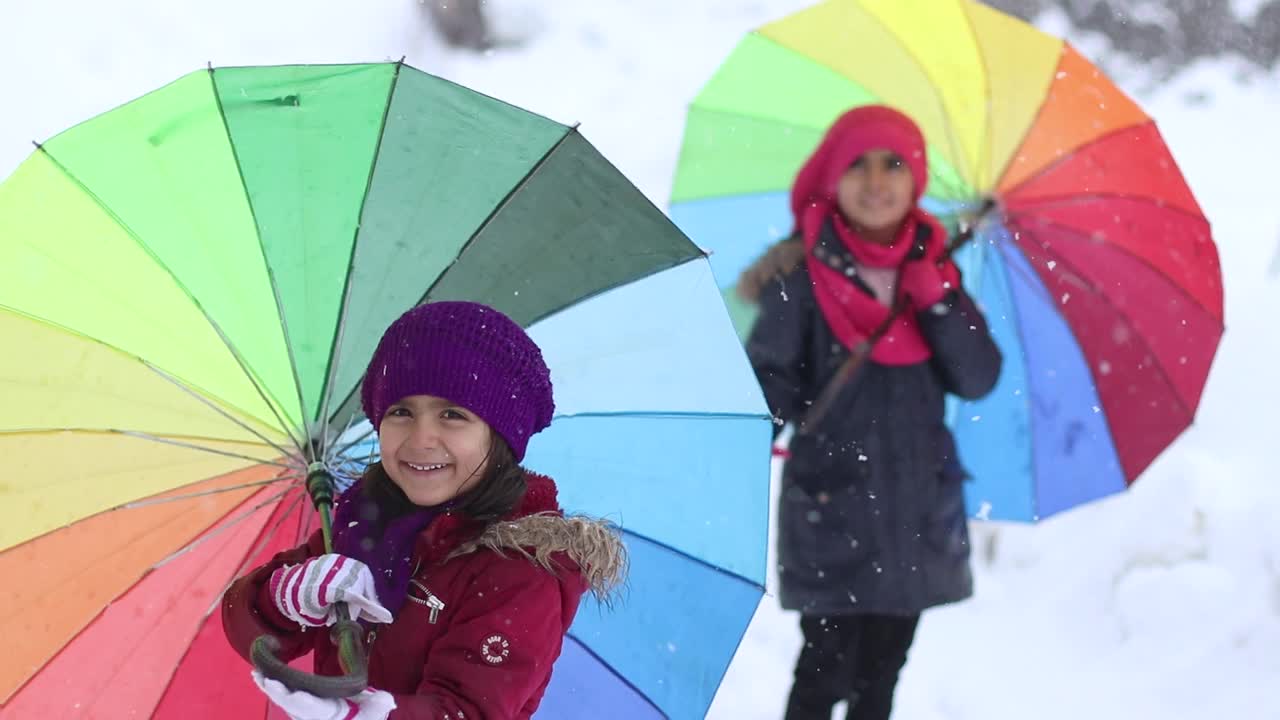 小女孩们在雪下玩耍