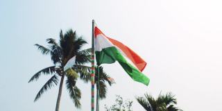 高清视频挥舞印度国旗漂浮在天空的背景。8月15日独立日飘扬的印度国旗。