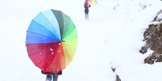 小女孩们在雪下玩耍