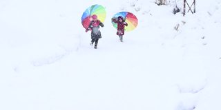 小女孩们在雪中奔跑