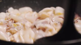 用大蒜和油炒鱿鱼。海鲜和亚洲菜单。视频素材模板下载