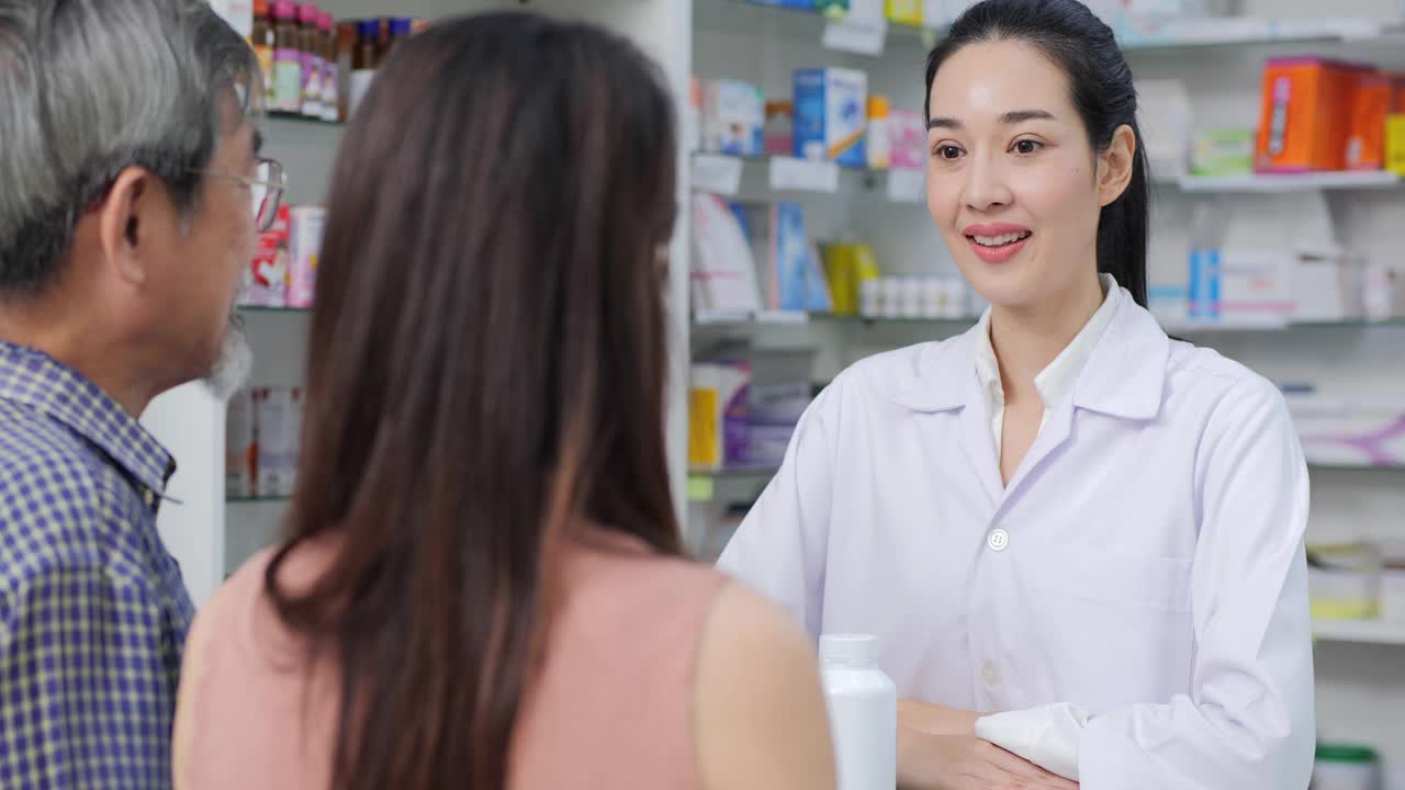 女医生在药店与顾客交谈。她向顾客解释药品。