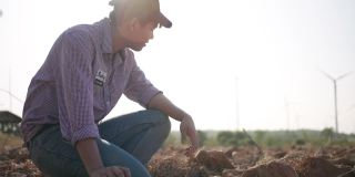 慢镜头农夫检查土壤